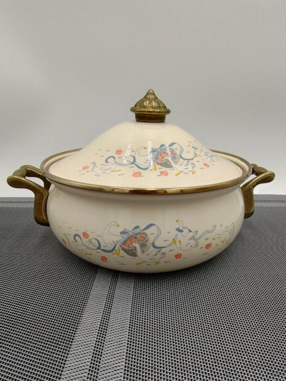 VTG Lincoware Happy Geese Enameled Pot Dutch Oven with Lid Brass Handles 2qt